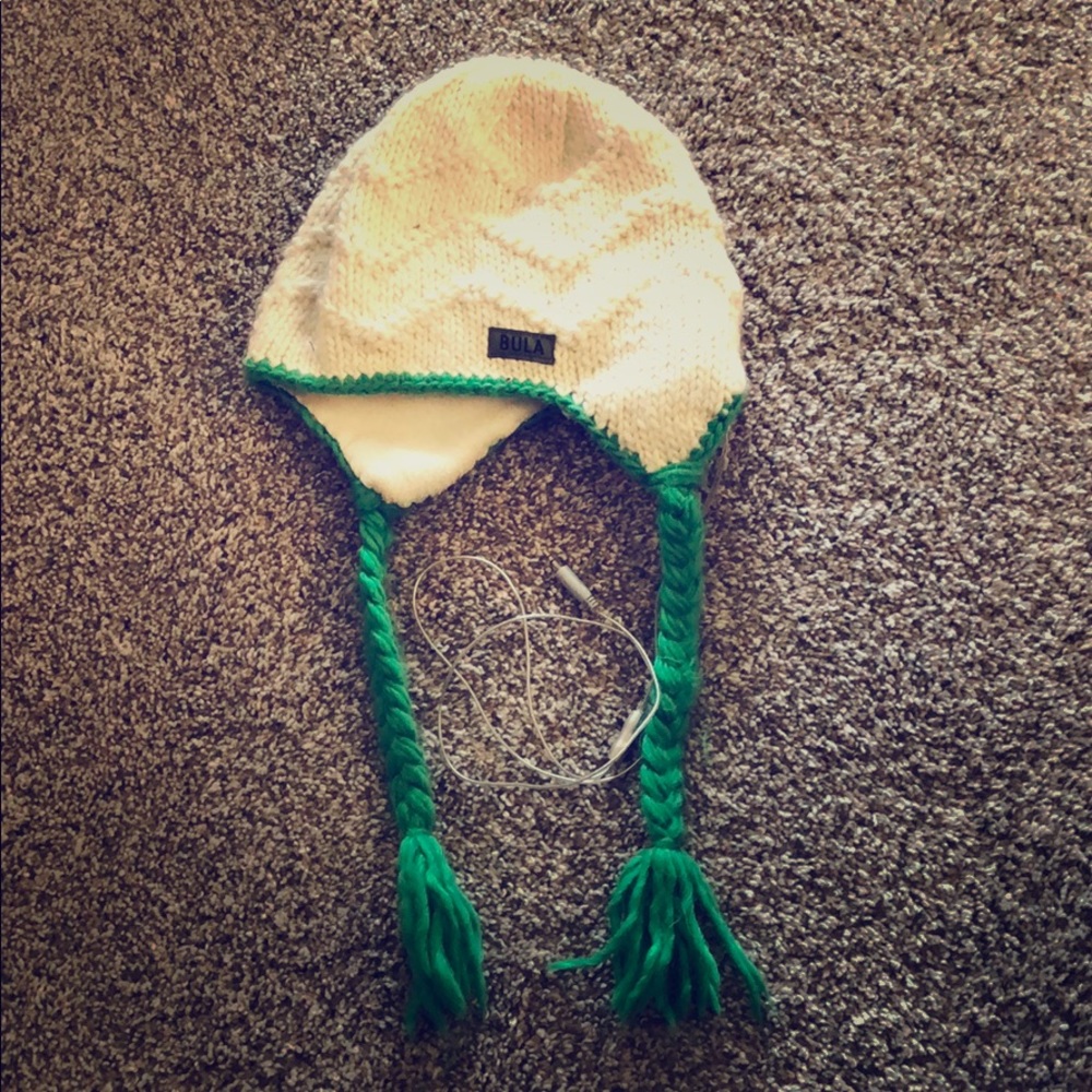 Beanie with speakers and controls